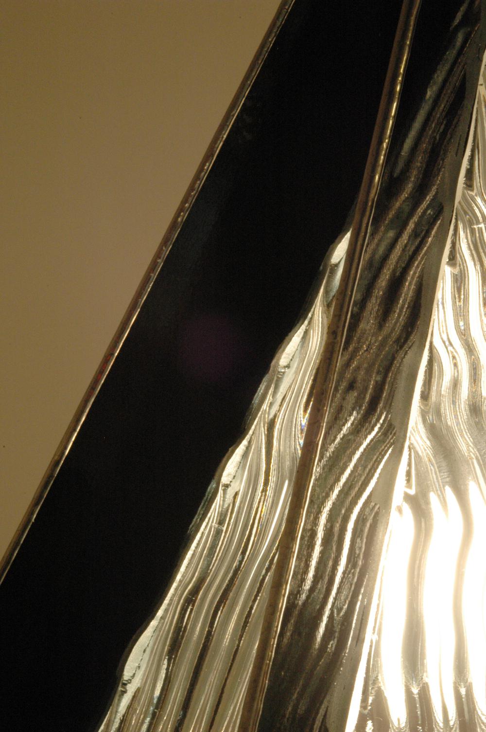 Les vitraux noirs aux formes originales apportent son caractère à cette petite lampe de bureau.